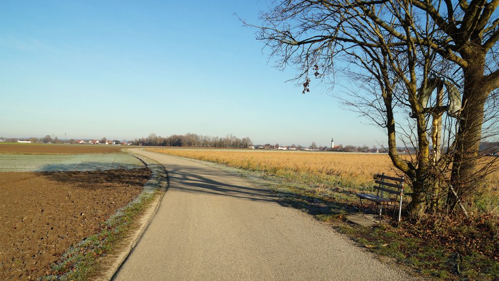 Langenpreising Rastbank und Feldkreuz vom Thenner See kommend